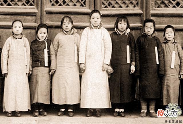【爱历史】老照片带你看看清朝太监、宫女的真实样子,和清宫剧中的很不一样