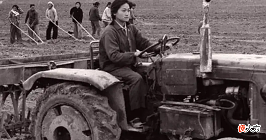 【爱历史】第3套人民币上那个开拖拉机的少女是谁？一位颇具传奇的励志女子