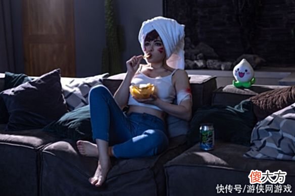 【游戏迷】俄妹COS《守望先锋》战损版D.Va：脱下战衣肉感身材