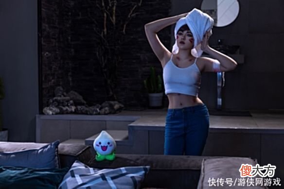 【游戏迷】俄妹COS《守望先锋》战损版D.Va：脱下战衣肉感身材