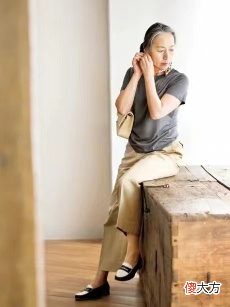 【时尚一点】时光不败的老年人，从来不穿牛仔裤配球鞋，学会这些搭配会更优雅