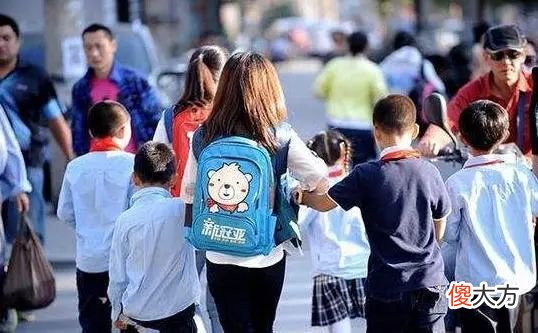 大学教授：家长接送孩子，迟早毁掉孩子