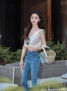 【就爱时尚】白色的露脐上衣下身搭配的牛仔裤法式风的穿搭，气质拿捏得很得当