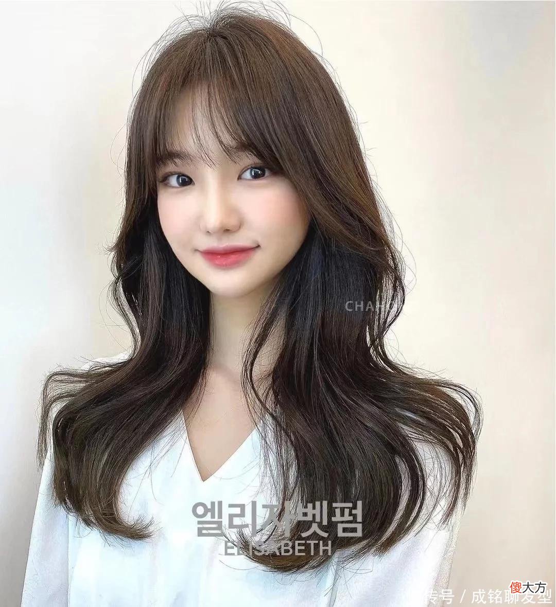 【时尚一点】女生怎样头发不显老？10款只烫型不烫卷的发型，时尚减龄又显气质