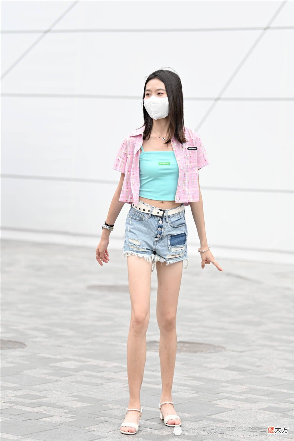【时尚一点】夏季的姑娘，喜欢短裤搭配，简单清凉的夏季穿搭风格