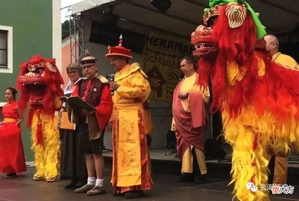【爱历史】清朝已经灭亡百年，没想到欧洲这个城市还穿戴清朝衣服，过清朝节日