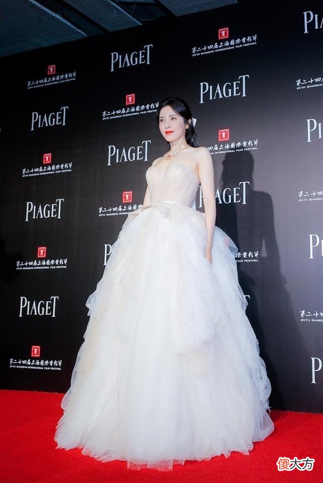 【时尚一点】曾黎白的发光不愧是女神，皮肤都快和衣服一样白了，太让人羡慕