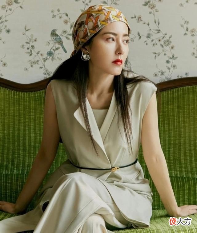 【时尚一点】曾黎白的发光不愧是女神，皮肤都快和衣服一样白了，太让人羡慕