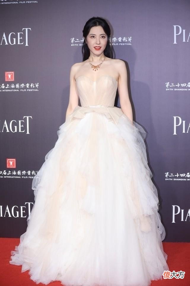 【时尚一点】曾黎白的发光不愧是女神，皮肤都快和衣服一样白了，太让人羡慕