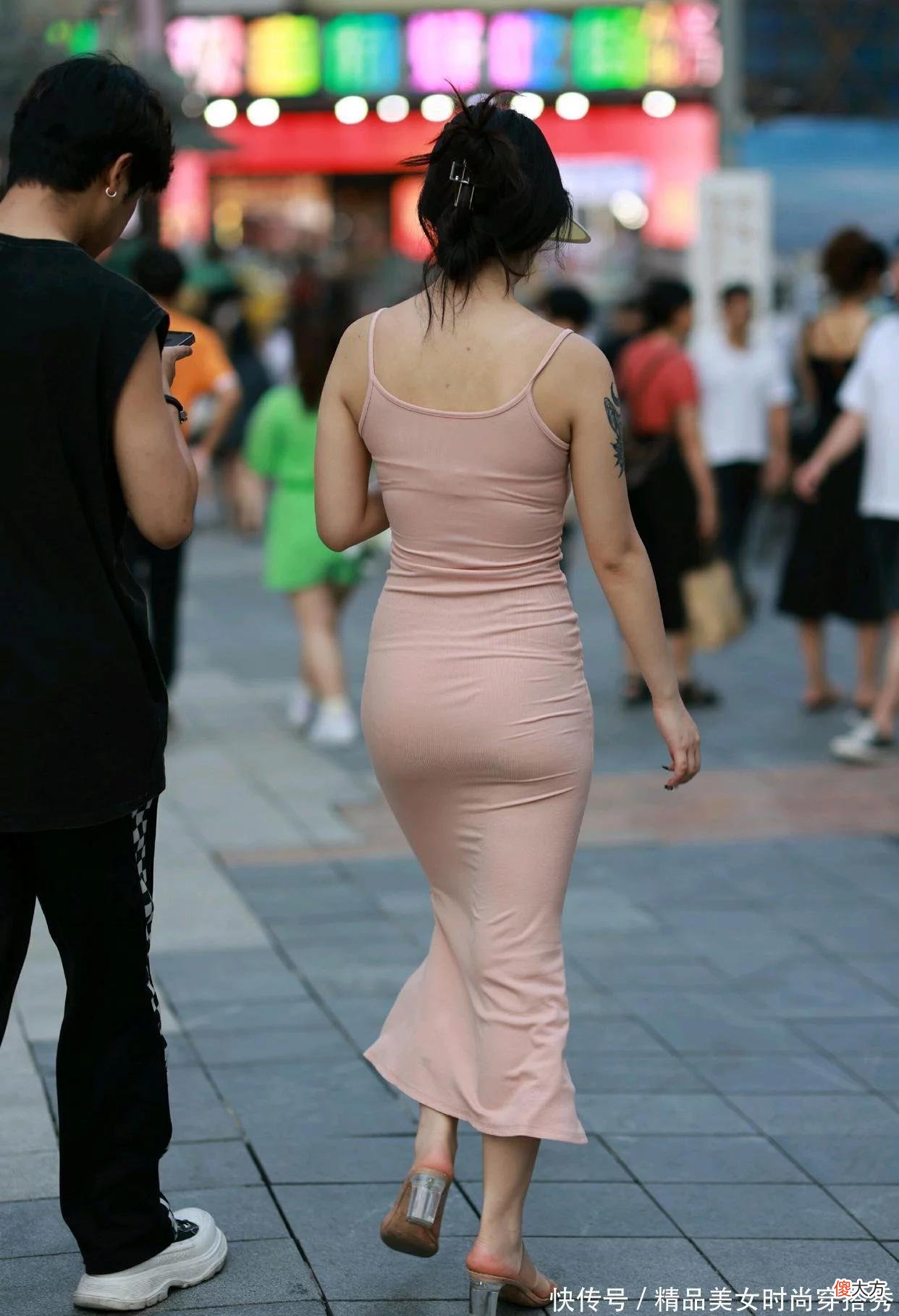【时尚一点】脏粉色修身连衣裙既显女人味，又低调内敛耐看