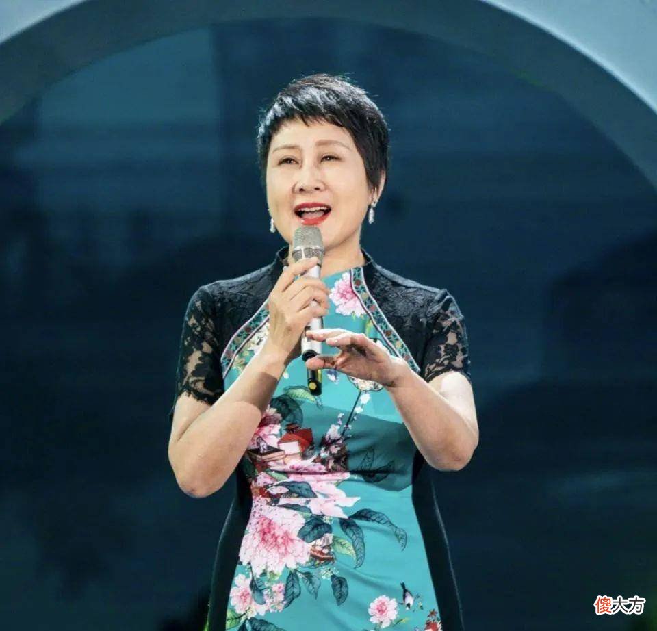 【就爱时尚】赵雅芝和张凯丽的礼服造型分析“白色”礼服高贵雅致气质