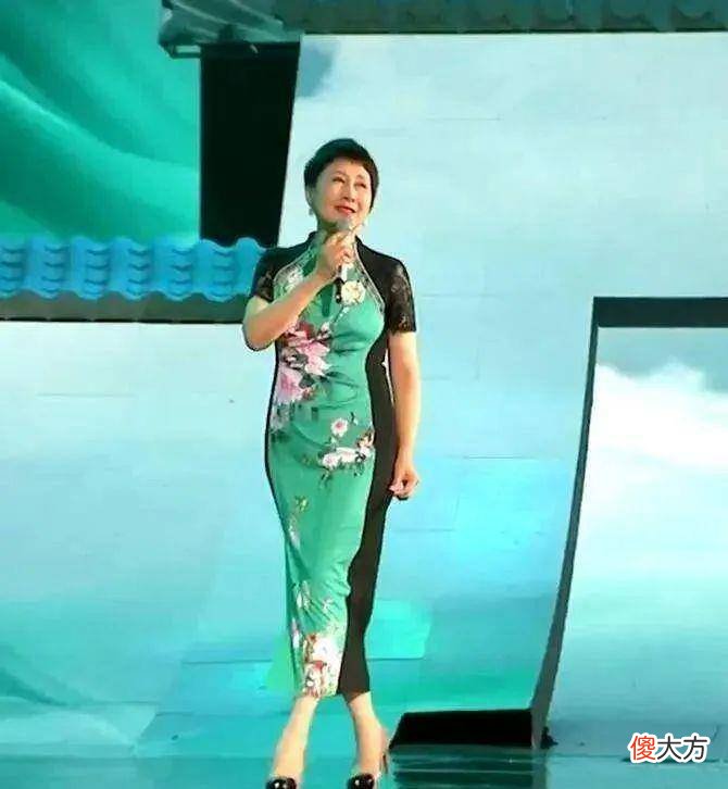 【就爱时尚】赵雅芝和张凯丽的礼服造型分析“白色”礼服高贵雅致气质