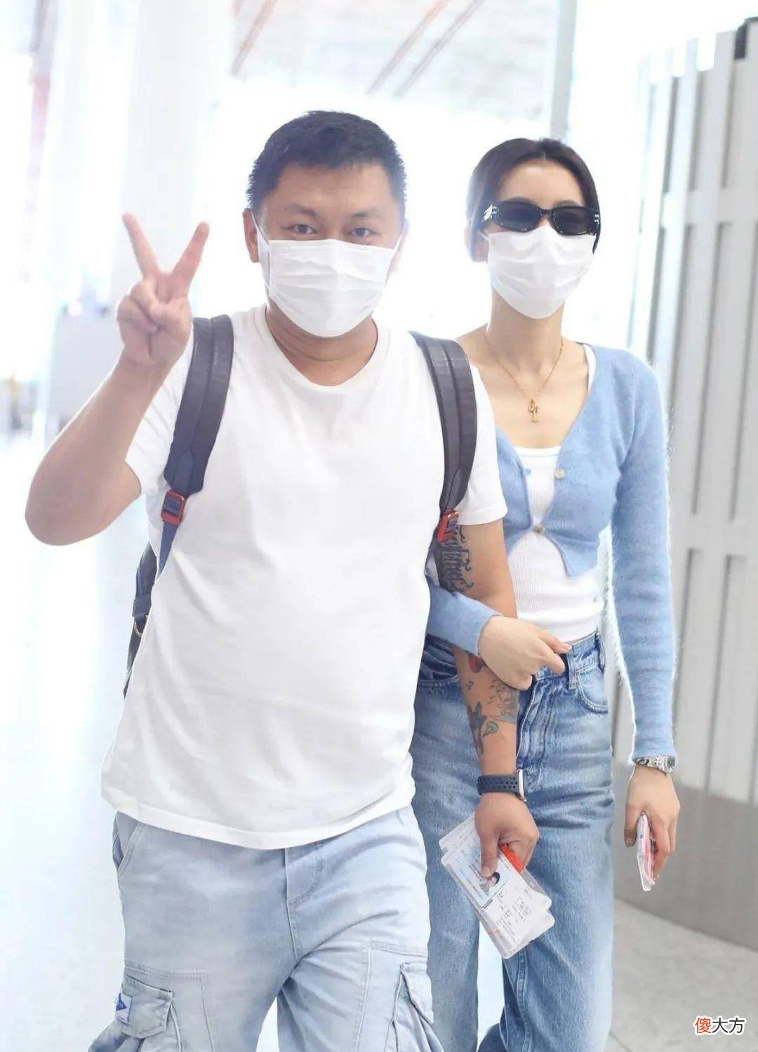 【就爱时尚】孙怡穿紧身短上衣配阔腿裤,与经纪人亲密挽手,网友:真豪放