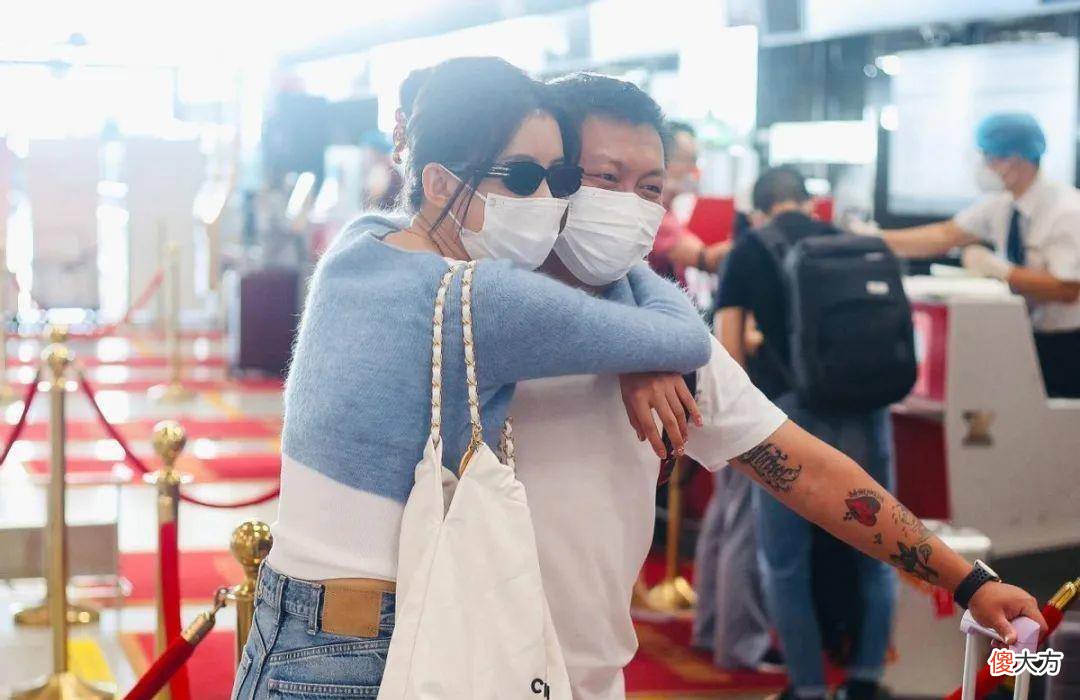 【就爱时尚】孙怡穿紧身短上衣配阔腿裤,与经纪人亲密挽手,网友:真豪放