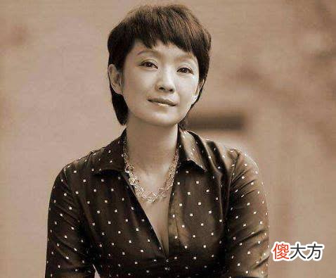 【时尚一点】王海燕：中年女性穿衬衫会显得很稳重、大气，气质会变得更温和