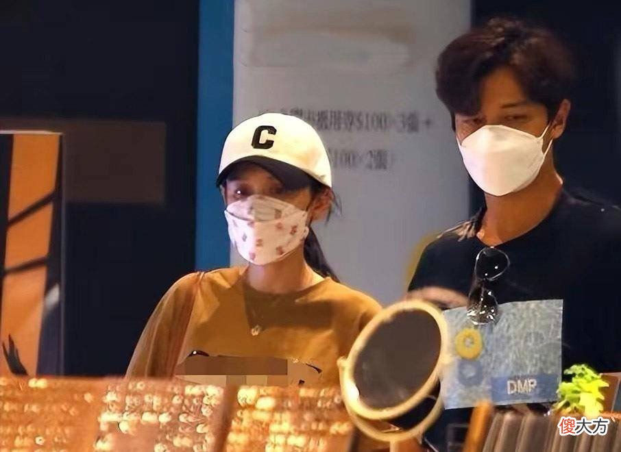 【就爱时尚】陈乔恩同老公逛街被偶遇，穿衣打扮不像以往那么的惊艳