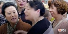 【就爱时尚】实体店铺买一件衣服打完折后800元，售票员满脸不情愿