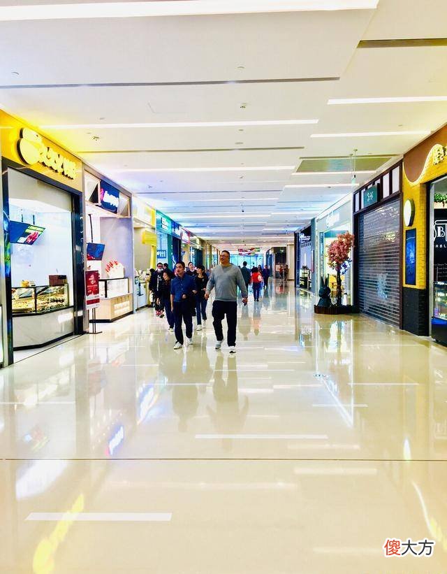 【就爱时尚】实体店铺买一件衣服打完折后800元，售票员满脸不情愿