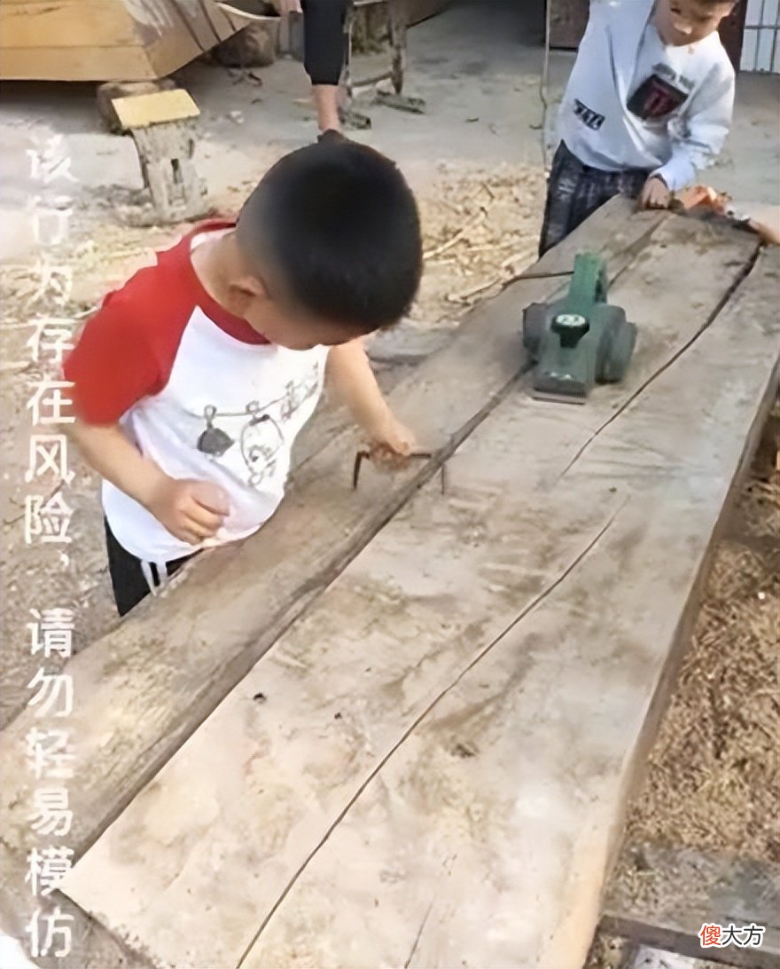 孩子暑假沉迷做“棺材”，面对娃的特殊爱好，家长做法值得借鉴