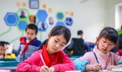 小学孩子喜欢自言自语，不是幼稚或不成熟表现，从心理学分析原因