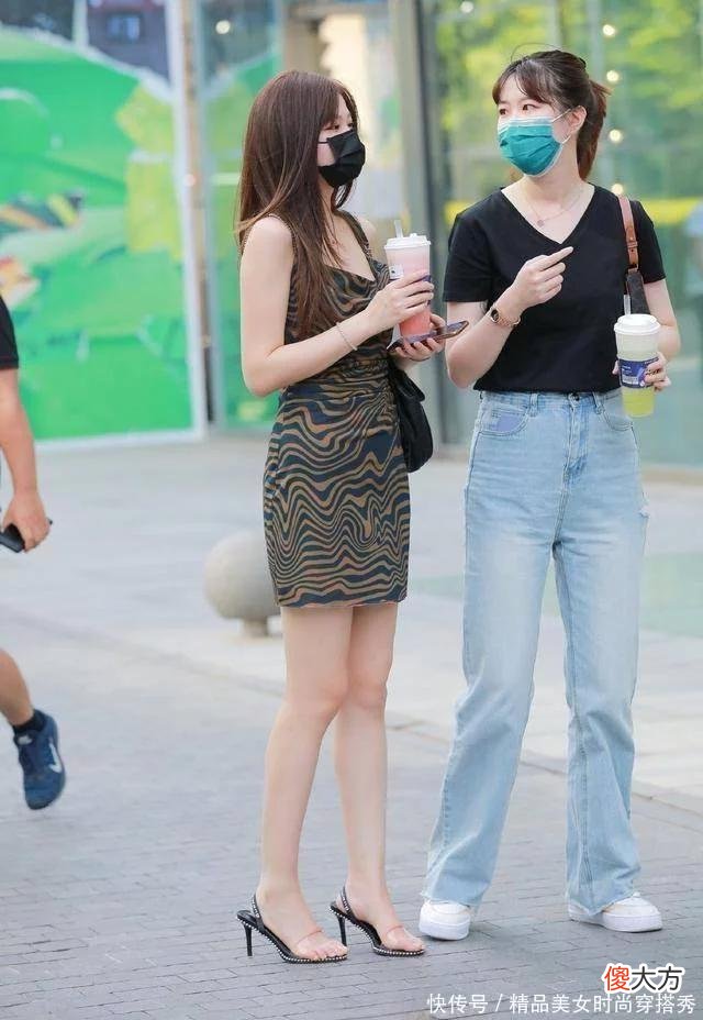 【时尚一点】如果想穿出优雅和气派，不妨试一试浅灰色西服+高跟鞋