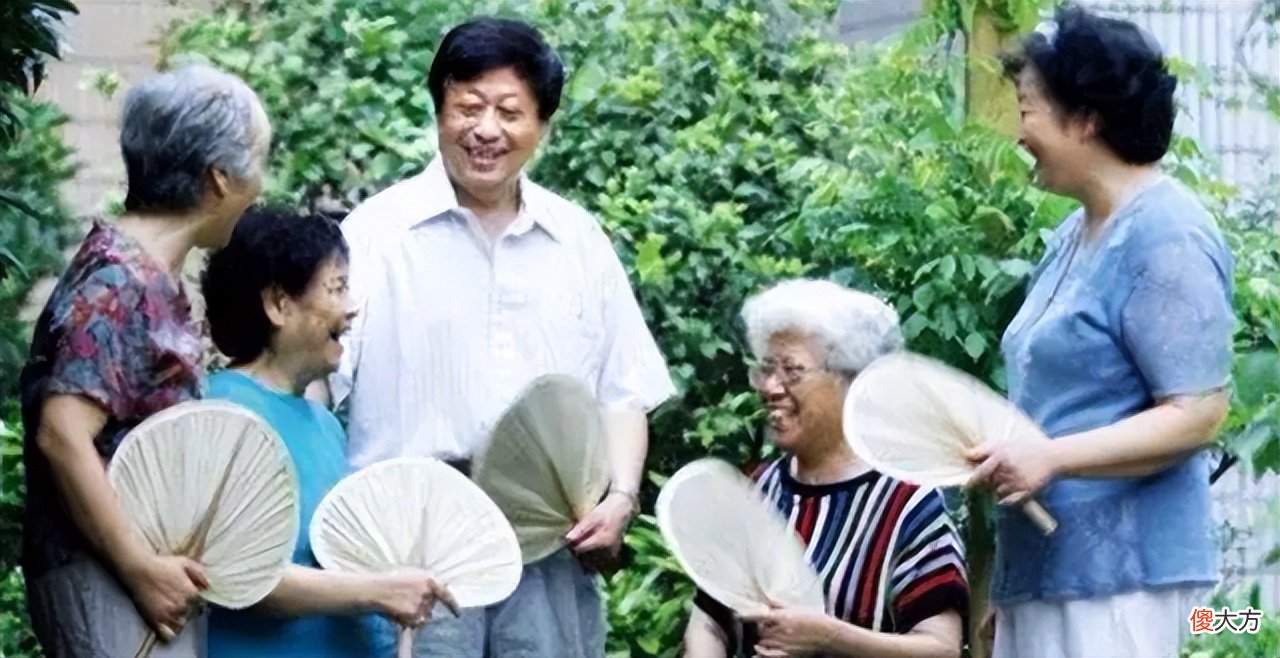 天热后“吹空调”还是“吹风扇”？选择不对，小心影响娃的身高发育