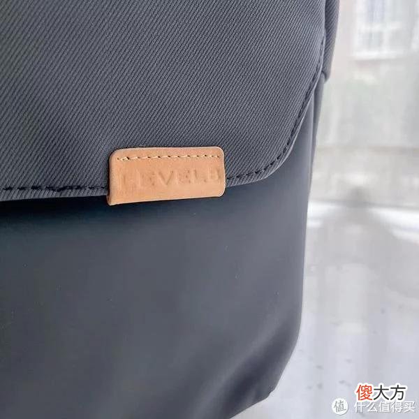【就爱时尚】什么样的多功能双肩背包适合出差通勤两用？
