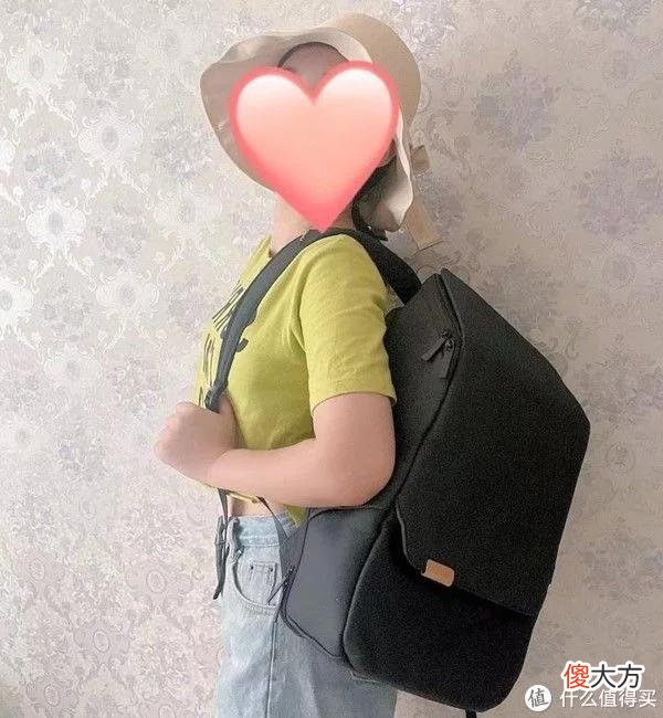 【就爱时尚】什么样的多功能双肩背包适合出差通勤两用？
