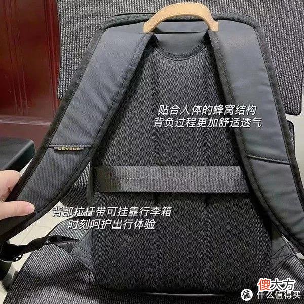 【就爱时尚】什么样的多功能双肩背包适合出差通勤两用？