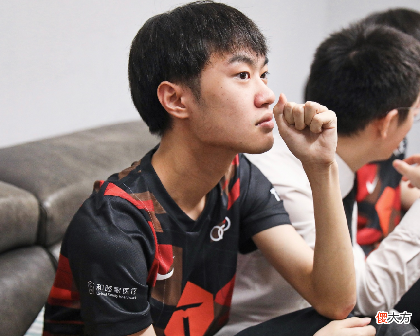 【游戏迷】夏之销手！TES二比一OMG，Knight拿下春季赛第八次MVP