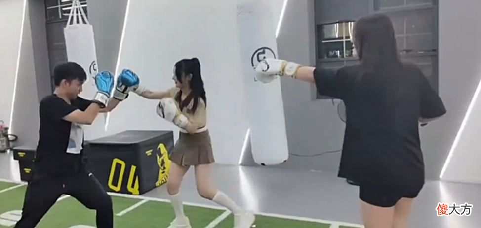 【游戏迷】耀扬为备战功夫嘉年华，喊上两个女徒弟练拳，被一拳打趴成黑历史