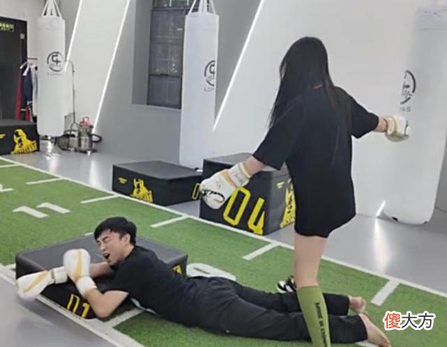 【游戏迷】耀扬为备战功夫嘉年华，喊上两个女徒弟练拳，被一拳打趴成黑历史