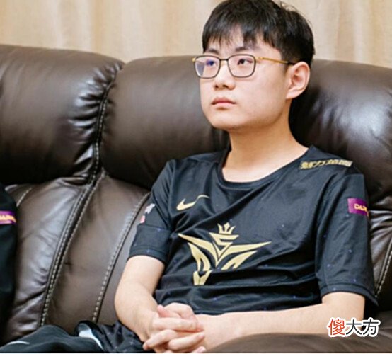 【游戏迷】V5中单Dream重回二队引争议,水友:直接让Rookie真的好吗