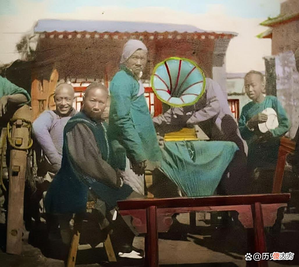 【历史故事】晚清老照片：71岁的慈禧太后眉目清纯惊艳，半百老汉怒目而视！