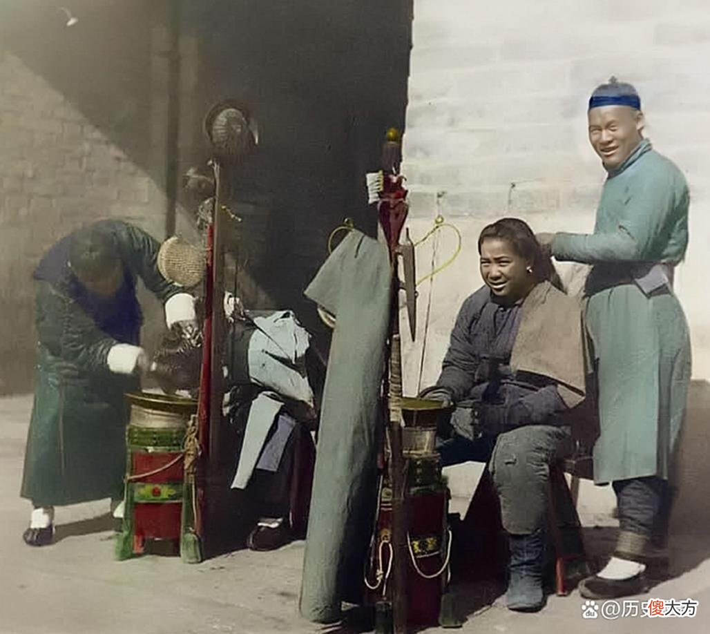 【历史故事】晚清老照片：71岁的慈禧太后眉目清纯惊艳，半百老汉怒目而视！