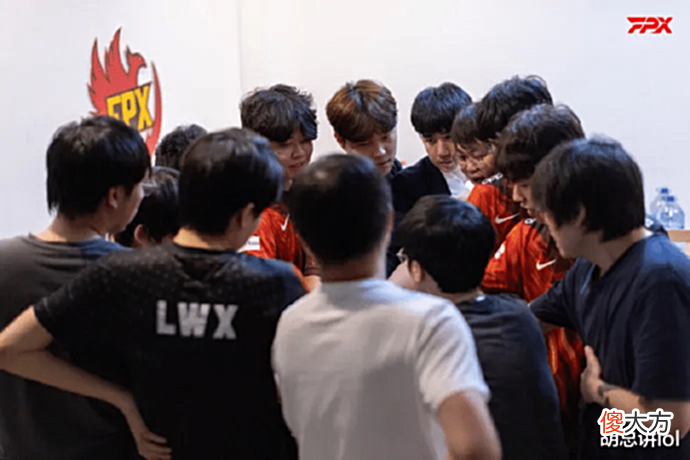 【游戏迷】LOL:开始北伐,FPX多点开花击败LGD战队,季后赛名额十拿九稳