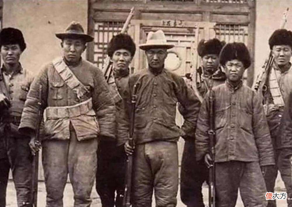 【历史故事】老照片：肯尼迪被枪击瞬间，梦露穿泳装活泼大胆，美女吃巧克力