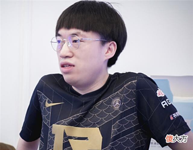 【游戏迷】乌兹吐槽朋友:跟他双排我就不是最菜的,结果对面唱起《孤勇者》