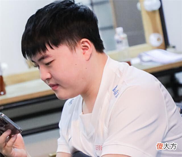 【游戏迷】乌兹吐槽朋友:跟他双排我就不是最菜的,结果对面唱起《孤勇者》