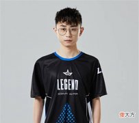 【游戏迷】乌兹吐槽朋友:跟他双排我就不是最菜的,结果对面唱起《孤勇者》