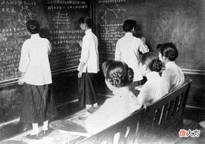 【爱历史】晚清时的老照片:慈禧太后罕见露出微笑,女学生衣装时尚气质迷人
