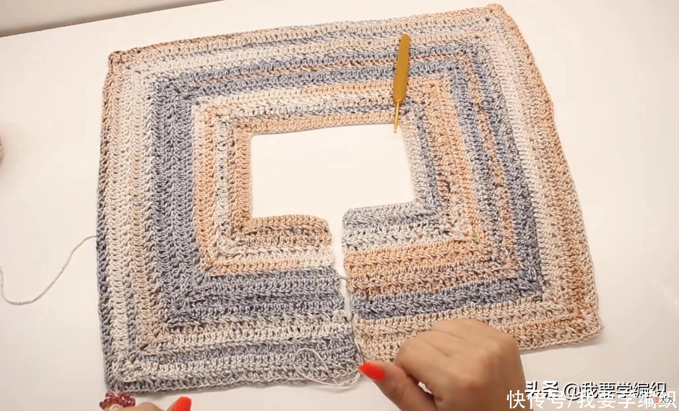【就爱时尚】喜欢翻领款式的看看这款，V翻领T恤钩针衫教程，赶紧动手钩一件吧