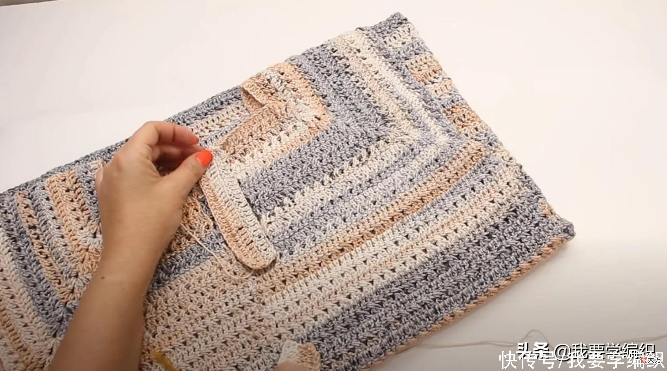 【就爱时尚】喜欢翻领款式的看看这款，V翻领T恤钩针衫教程，赶紧动手钩一件吧
