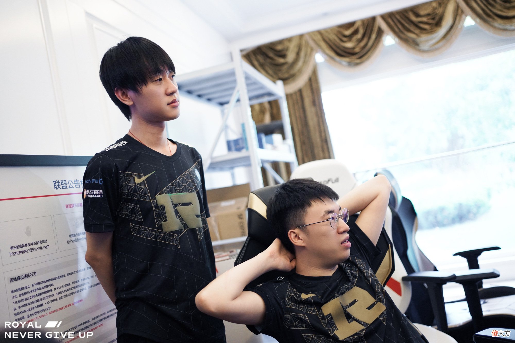 【游戏世界】小虎冰女闪现定住3人，RNG以完美团战击败WE，送给对方7连败