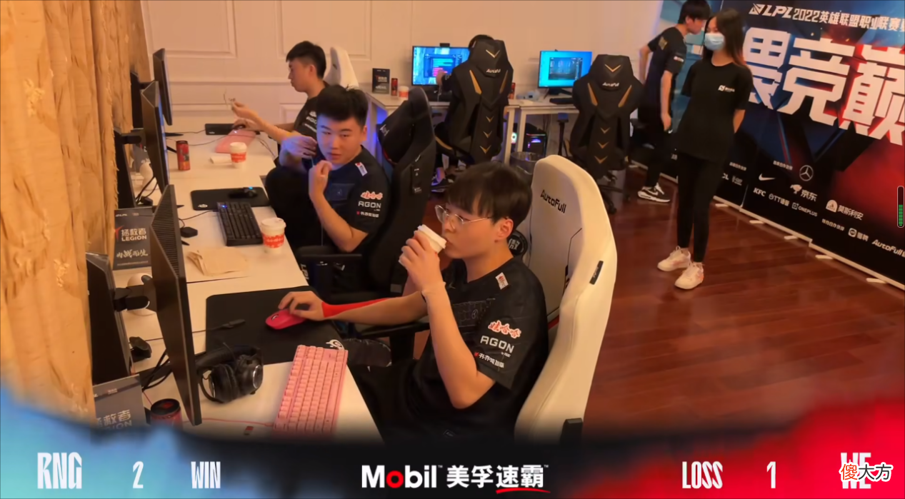 【游戏世界】小虎冰女闪现定住3人，RNG以完美团战击败WE，送给对方7连败