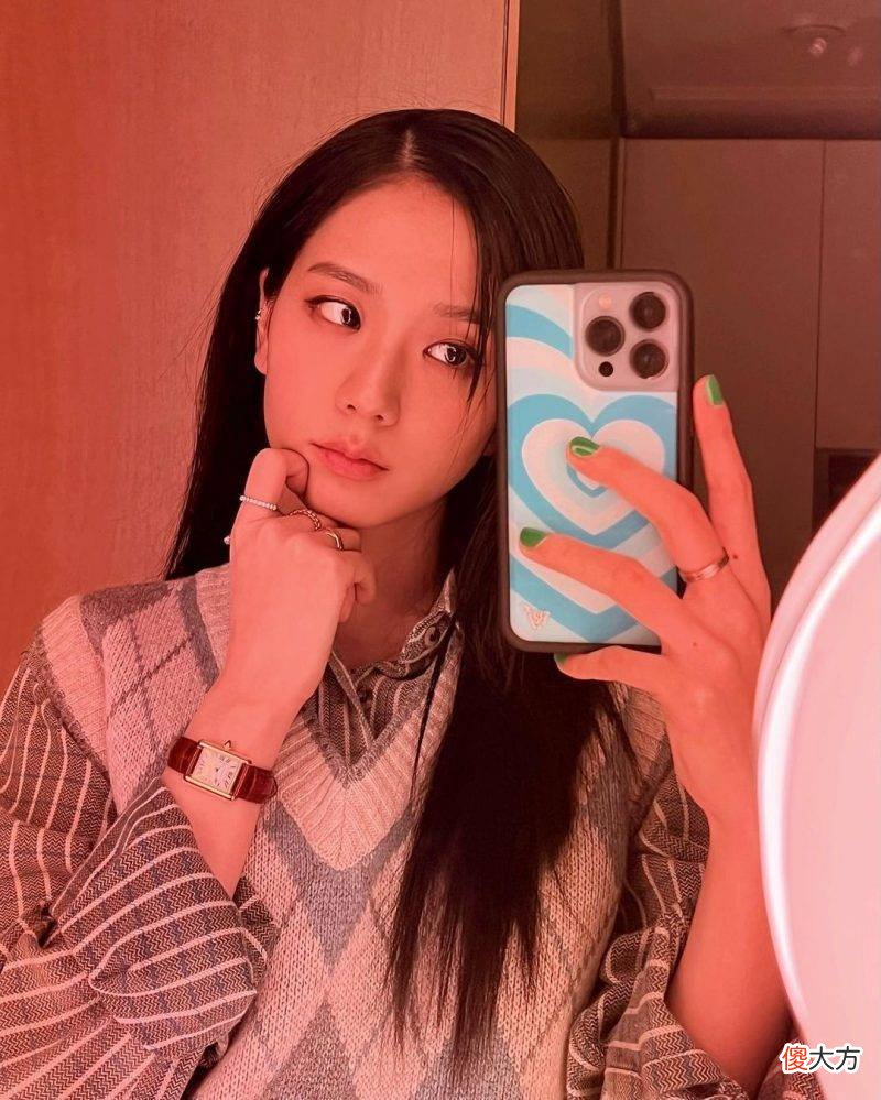 【时尚一点】Lisa和Jisoo斗表，你站哪一个的穿搭风格？妖艳或文艺，你来选