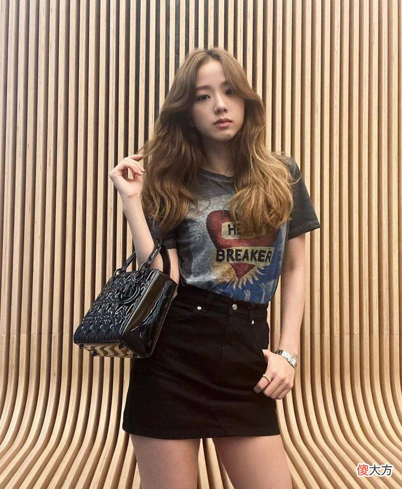 【时尚一点】Lisa和Jisoo斗表，你站哪一个的穿搭风格？妖艳或文艺，你来选