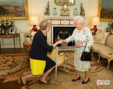 【爱历史】英国首相辞职为何都要先向女王通报？首相和英王，究竟哪个官大？