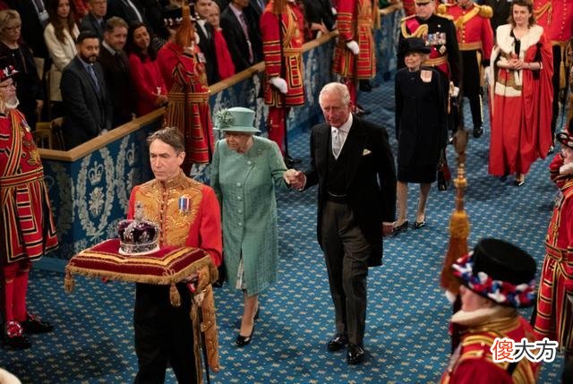 【爱历史】英国首相辞职为何都要先向女王通报？首相和英王，究竟哪个官大？