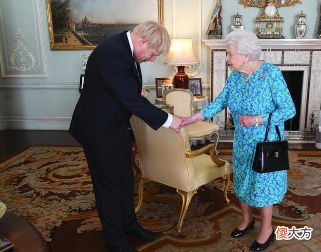 【爱历史】英国首相辞职为何都要先向女王通报？首相和英王，究竟哪个官大？